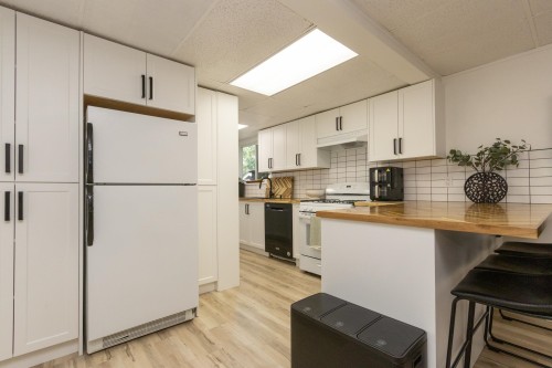 22531 Kendrick Loop, Maple Ridge, BC - Indoor Photo Showing Kitchen