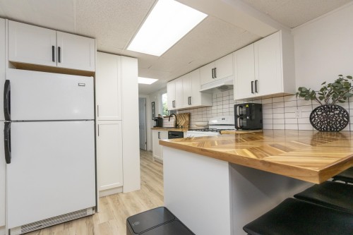 22531 Kendrick Loop, Maple Ridge, BC - Indoor Photo Showing Kitchen