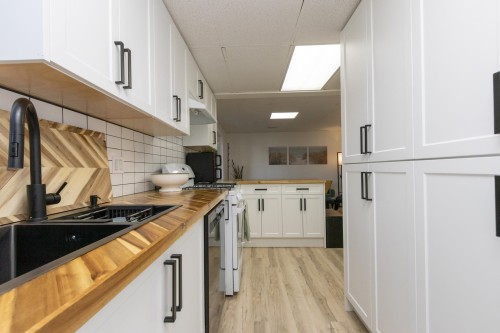 22531 Kendrick Loop, Maple Ridge, BC - Indoor Photo Showing Kitchen
