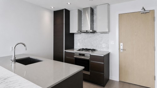 4105-4670 Assembly Way, Burnaby, BC - Indoor Photo Showing Kitchen With Upgraded Kitchen
