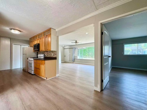 22543 123 Avenue, Maple Ridge, BC - Indoor Photo Showing Kitchen