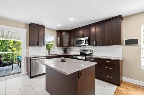 11902 Bruce Place, Maple Ridge, BC - Indoor Photo Showing Kitchen With Upgraded Kitchen