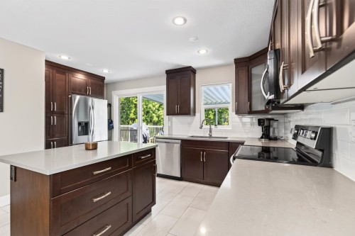 11902 Bruce Place, Maple Ridge, BC - Indoor Photo Showing Kitchen With Upgraded Kitchen