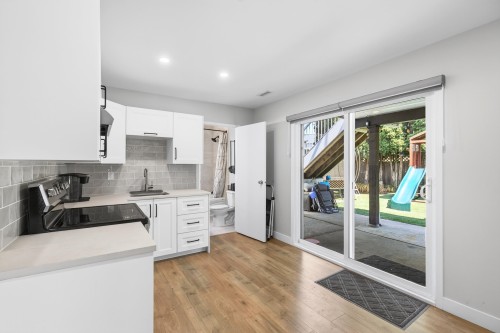 11902 Bruce Place, Maple Ridge, BC - Indoor Photo Showing Kitchen