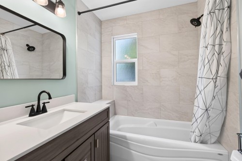 11902 Bruce Place, Maple Ridge, BC - Indoor Photo Showing Bathroom