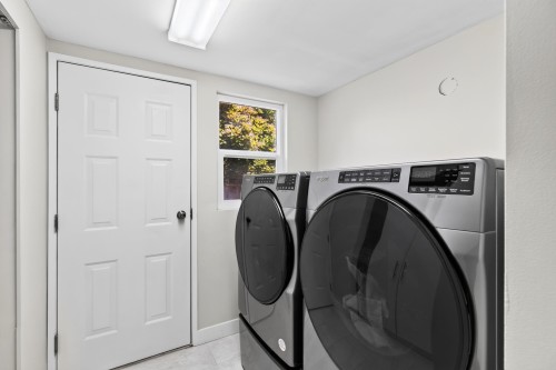 11902 Bruce Place, Maple Ridge, BC - Indoor Photo Showing Laundry Room
