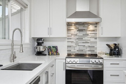 5111 Bay Road, Sechelt, BC - Indoor Photo Showing Kitchen With Upgraded Kitchen