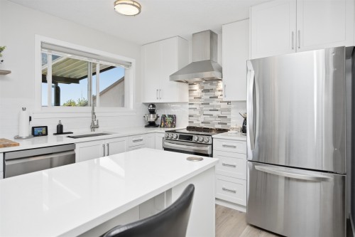 5111 Bay Road, Sechelt, BC - Indoor Photo Showing Kitchen With Upgraded Kitchen