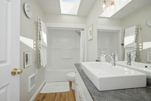 5111 Bay Road, Sechelt, BC - Indoor Photo Showing Bathroom