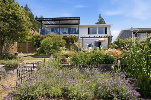 5111 Bay Road, Sechelt, BC - Outdoor