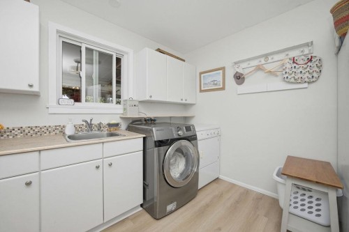 5111 Bay Road, Sechelt, BC - Indoor Photo Showing Laundry Room