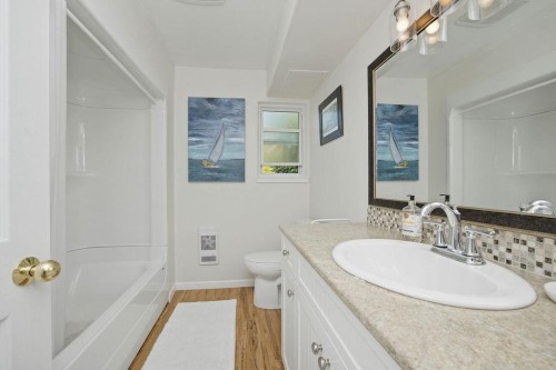 5111 Bay Road, Sechelt, BC - Indoor Photo Showing Bathroom