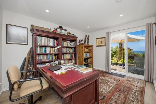 5111 Bay Road, Sechelt, BC - Indoor Photo Showing Office