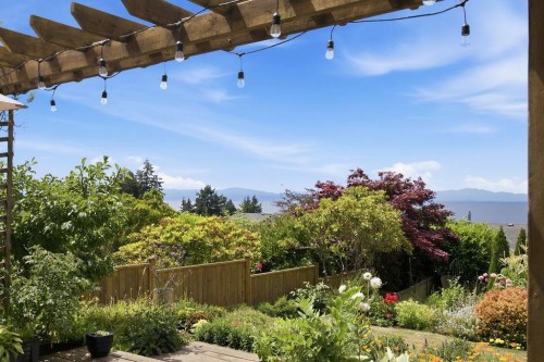 5111 Bay Road, Sechelt, BC - Outdoor