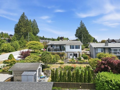 5111 Bay Road, Sechelt, BC - Outdoor