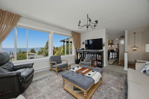 5111 Bay Road, Sechelt, BC - Indoor Photo Showing Living Room