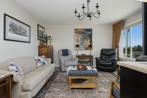 5111 Bay Road, Sechelt, BC - Indoor Photo Showing Living Room