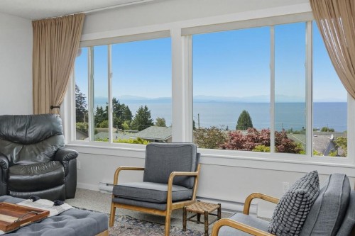 5111 Bay Road, Sechelt, BC - Indoor Photo Showing Living Room