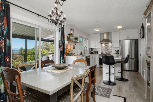 5111 Bay Road, Sechelt, BC - Indoor Photo Showing Dining Room