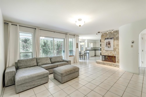 5367 Hazel Court, Delta, BC - Indoor Photo Showing Living Room With Fireplace