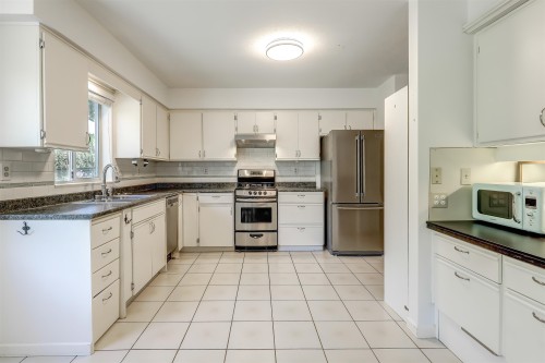 5367 Hazel Court, Delta, BC - Indoor Photo Showing Kitchen With Double Sink