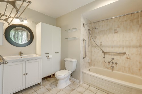 5367 Hazel Court, Delta, BC - Indoor Photo Showing Bathroom