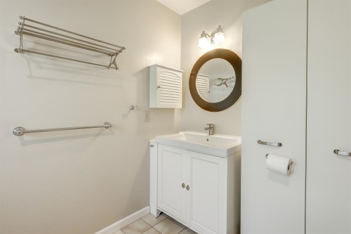 5367 Hazel Court, Delta, BC - Indoor Photo Showing Bathroom