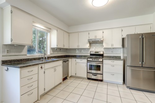 5367 Hazel Court, Delta, BC - Indoor Photo Showing Kitchen With Double Sink