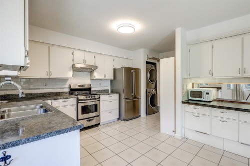 5367 Hazel Court, Delta, BC - Indoor Photo Showing Kitchen With Double Sink