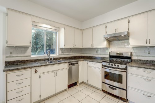 5367 Hazel Court, Delta, BC - Indoor Photo Showing Kitchen With Double Sink