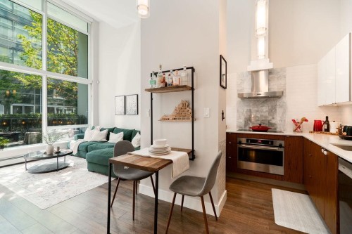 155 2Nd Avenue W, Vancouver, BC - Indoor Photo Showing Kitchen