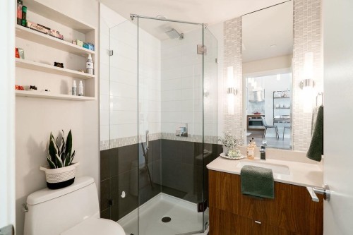 155 2Nd Avenue W, Vancouver, BC - Indoor Photo Showing Bathroom