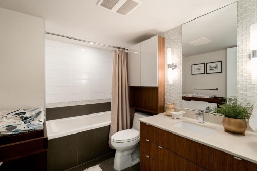 155 2Nd Avenue W, Vancouver, BC - Indoor Photo Showing Bathroom