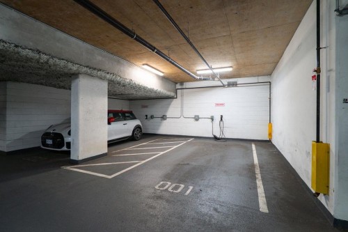 155 2Nd Avenue W, Vancouver, BC - Indoor Photo Showing Garage