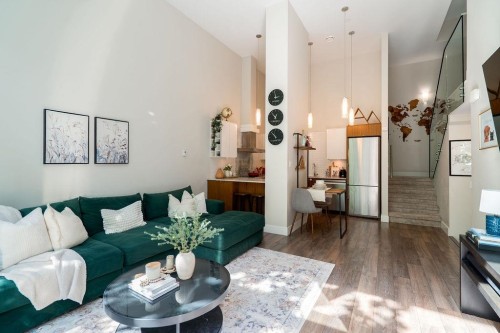 155 2Nd Avenue W, Vancouver, BC - Indoor Photo Showing Living Room