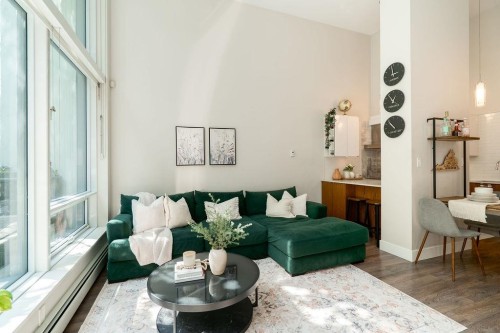 155 2Nd Avenue W, Vancouver, BC - Indoor Photo Showing Living Room