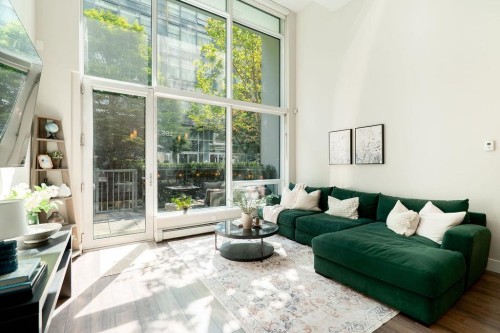 155 2Nd Avenue W, Vancouver, BC - Indoor Photo Showing Living Room