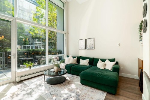 155 2Nd Avenue W, Vancouver, BC - Indoor Photo Showing Living Room