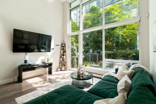 155 2Nd Avenue W, Vancouver, BC - Indoor Photo Showing Living Room