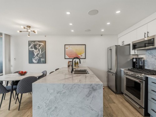 3106-1495 Richards Street, Vancouver, BC - Indoor Photo Showing Kitchen With Double Sink With Upgraded Kitchen