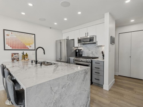 3106-1495 Richards Street, Vancouver, BC - Indoor Photo Showing Kitchen With Double Sink With Upgraded Kitchen