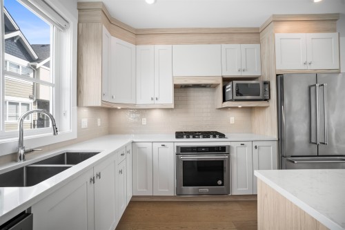7-5377 8A Avenue, Delta, BC - Indoor Photo Showing Kitchen With Stainless Steel Kitchen With Double Sink With Upgraded Kitchen