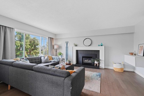5351 Crescent Drive, Delta, BC - Indoor Photo Showing Living Room With Fireplace