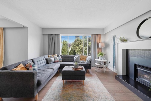 5351 Crescent Drive, Delta, BC - Indoor Photo Showing Living Room With Fireplace