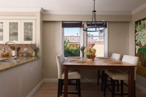 7952 15Th Avenue, Burnaby, BC - Indoor Photo Showing Dining Room