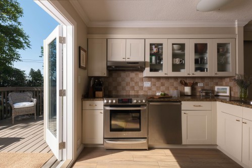 7952 15Th Avenue, Burnaby, BC - Indoor Photo Showing Kitchen