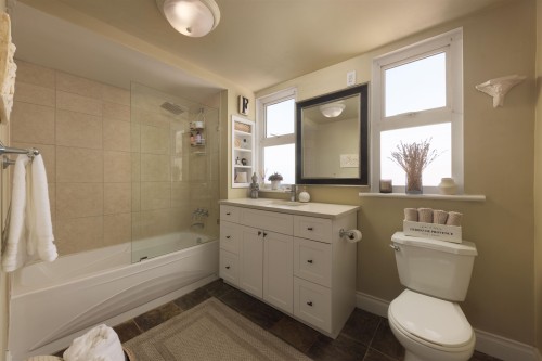 7952 15Th Avenue, Burnaby, BC - Indoor Photo Showing Bathroom