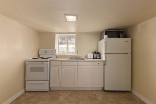 7952 15Th Avenue, Burnaby, BC - Indoor Photo Showing Laundry Room