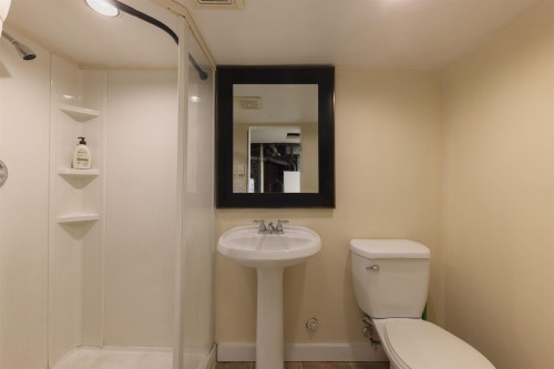 7952 15Th Avenue, Burnaby, BC - Indoor Photo Showing Bathroom