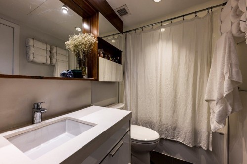 514-111 3Rd Street E, North Vancouver, BC - Indoor Photo Showing Bathroom